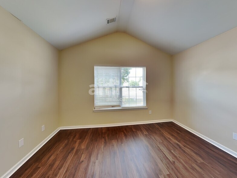 Building Photo - 12 Comesee Ct
