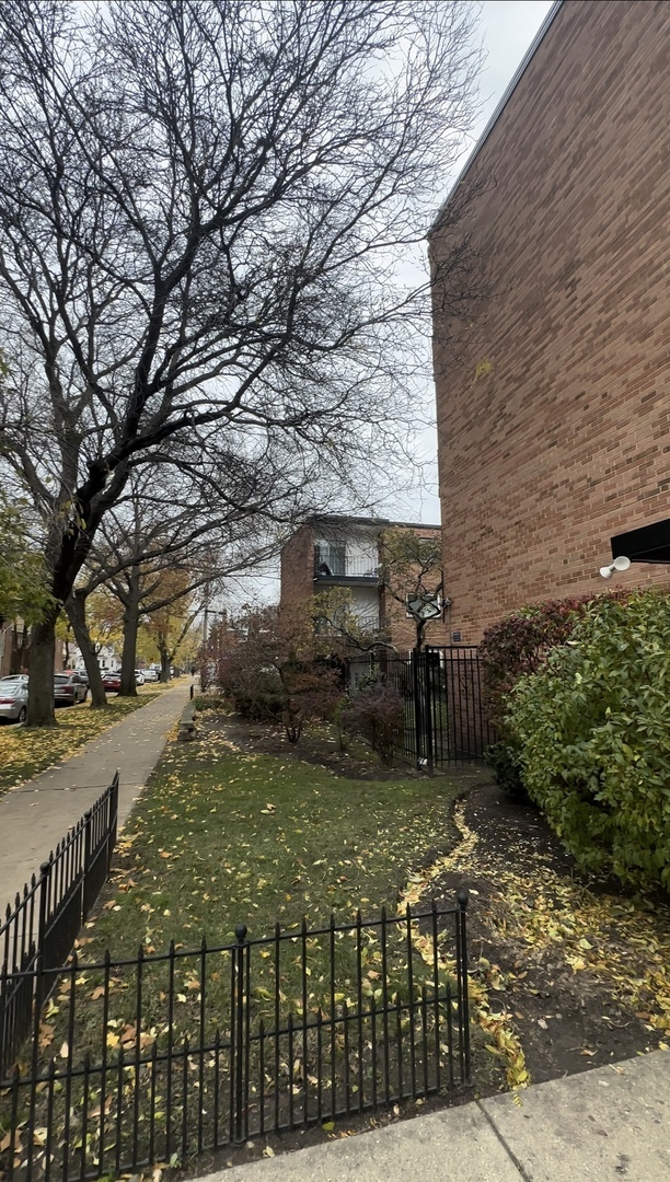 Building Photo - 6961 N Oakley Ave