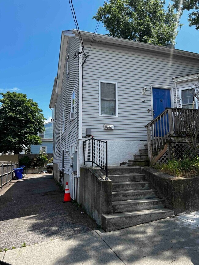 Building Photo - Spacious 2-Bedroom, 1.5-Bath Main-Floor Home in Providence