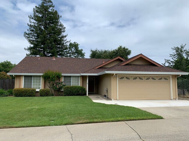Building Photo - 3 bed 2 bath 2 car garage with mature trees