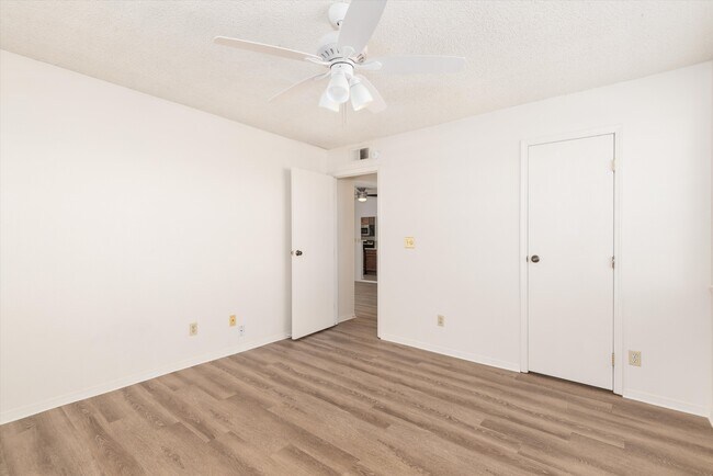 Building Photo - 923 S Zeno Way