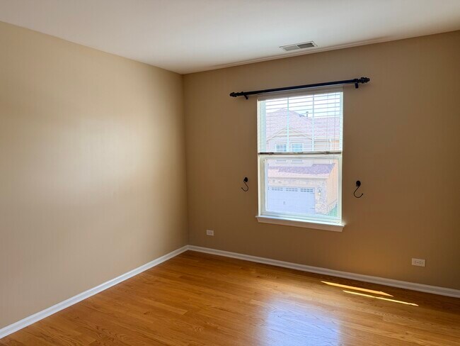Building Photo - 1873 Crenshaw Cir