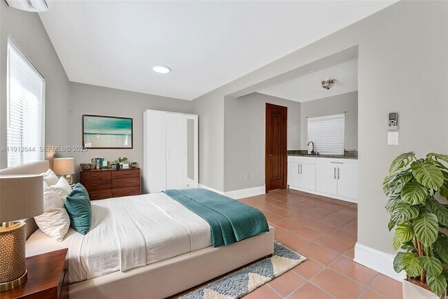 Building Photo - 1514 Capri St