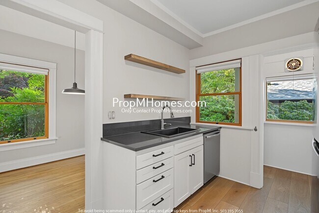 Building Photo - Updated Two Bedroom Duplex in Buckman!