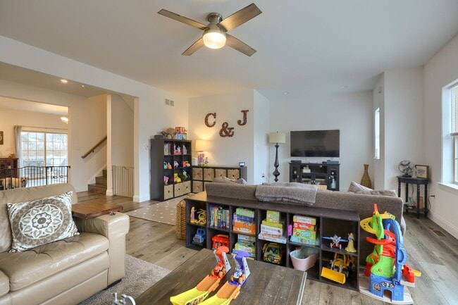 Building Photo - 4 bedroom townhome