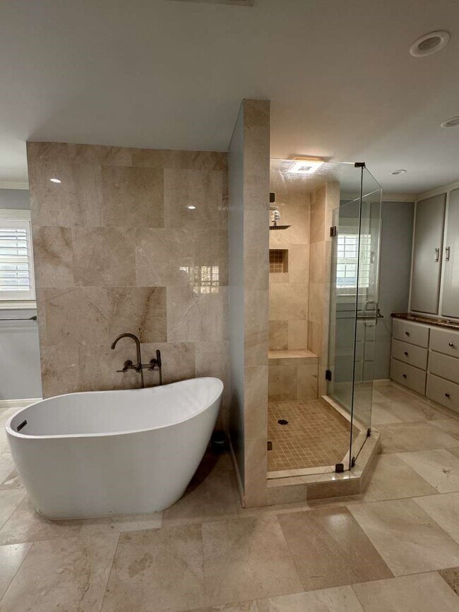 Building Photo - 1901 Potomac Dr