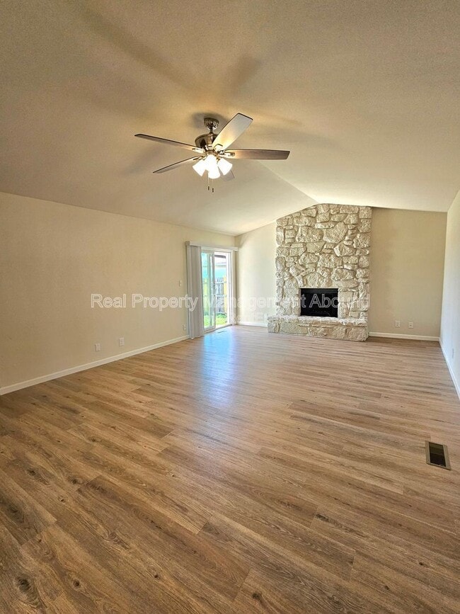 Building Photo - 1611 N Hickory Ave