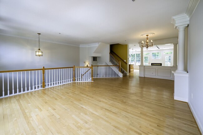 Building Photo - Tower Oaks First-Time Townhome in Rockville is Move-in Ready!