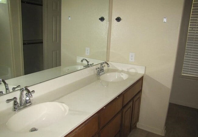 Building Photo - 4bed / 2 bath AVAILABLE SOON!!!!! MID JANUARY