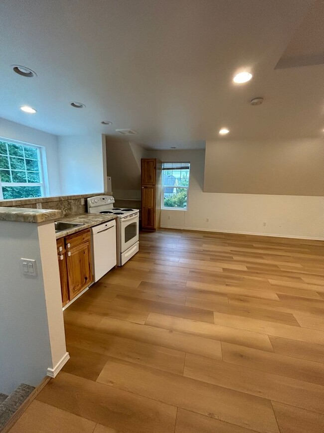 Building Photo - Lake Stevens 1 Bed, 1 Bath Top Floor of Ca...