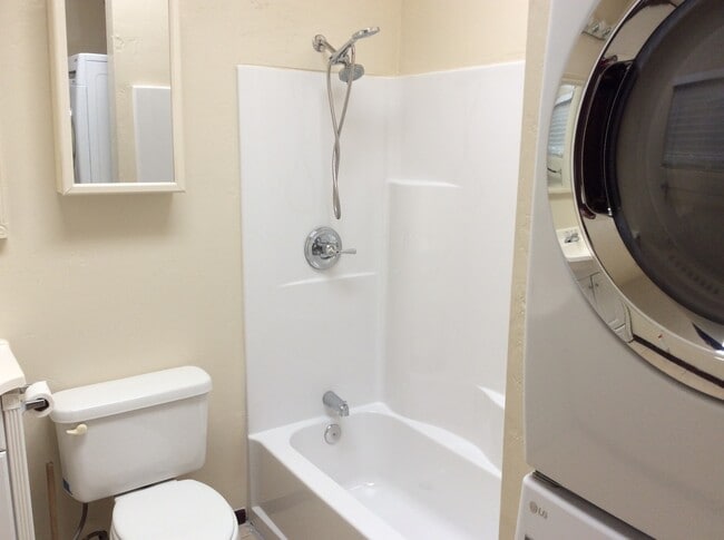 Building Photo - 2 Bdrm/1Ba Duplex, A/C, washer & dryer Centrally located