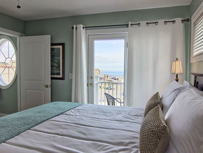 Building Photo - Lovely Condo Available Early September 2024