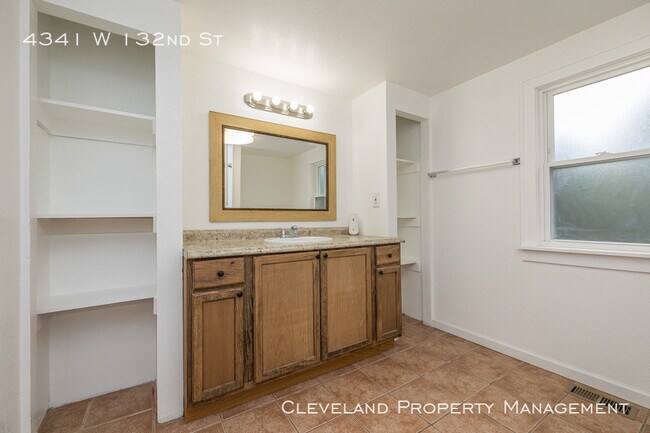 Building Photo - Updated West Side Colonial