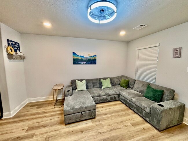 Building Photo - 1007 Middle Ln