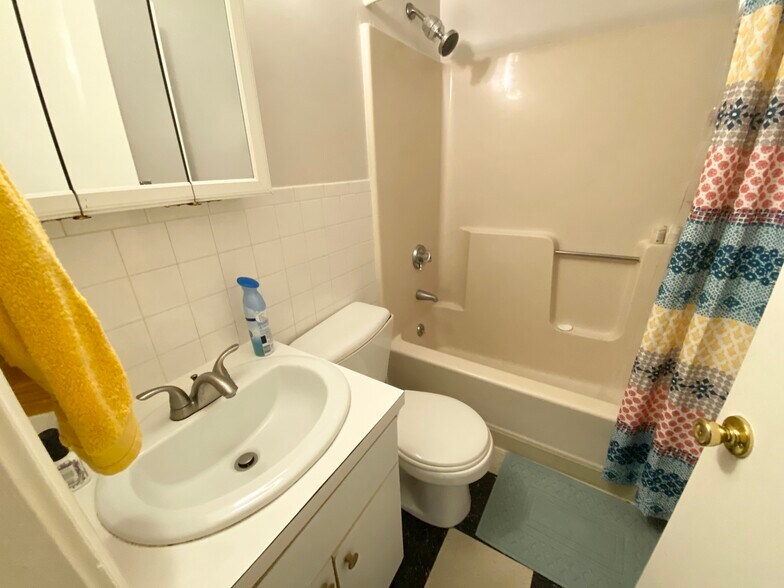 Building Photo - 72 Hammond St