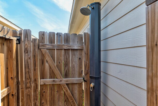 Building Photo - 3230 Creek Side Dr