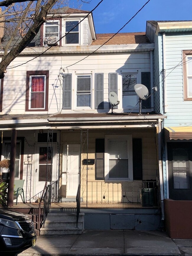 Building Photo - 1616 Chestnut Ave