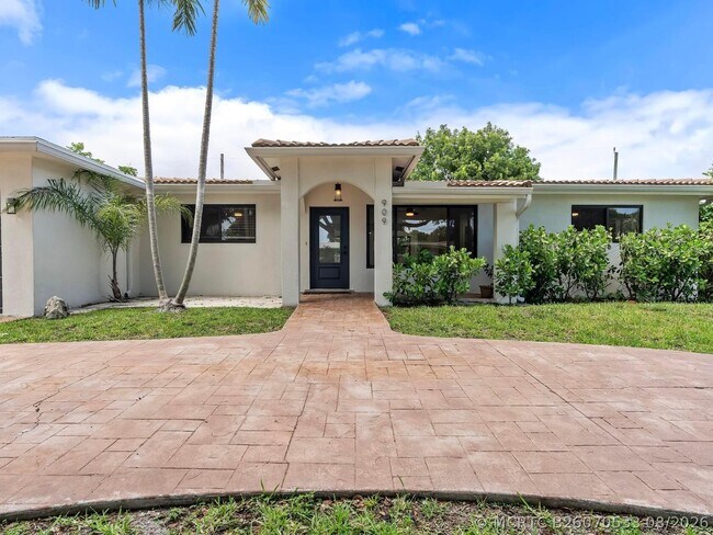 Building Photo - 909 SE 14th Dr