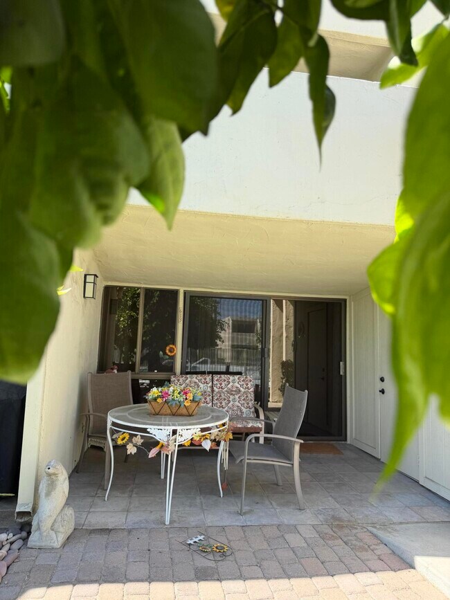 Building Photo - 1655 E Palm Canyon Dr