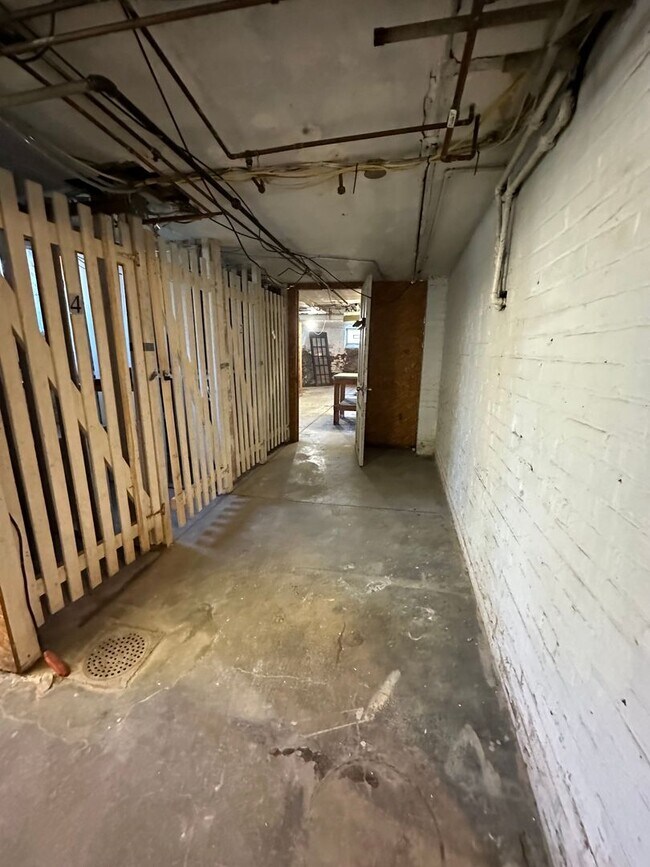 Building Photo - NORWOOD - Immaculate 1 bed efficiency unit on top floor of 4 family