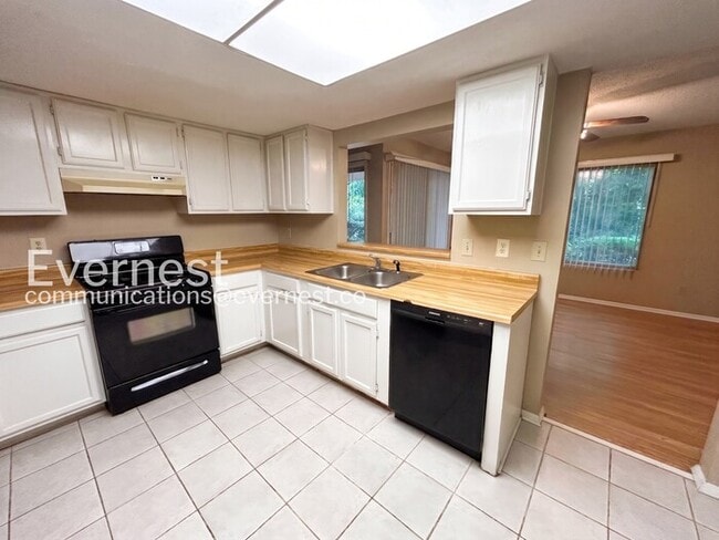 Building Photo - Spacious 2 Bed, 2 Bath Condo with Modern Amenities / No Pets Allowed / Available No!