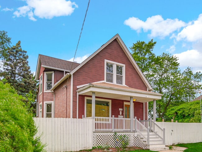 Building Photo - 72 E 136th St