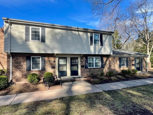 Building Photo - Darling Townhouse in Willow Terrace - ready for you to move in!