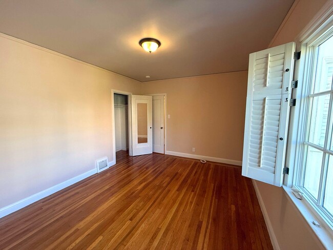 Building Photo - UPDATED BRIGHT 2000sf 4BR/2BA Monterey Hei...