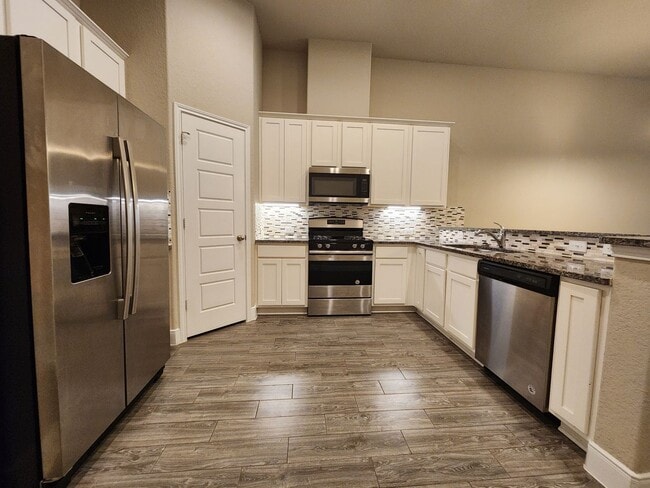 Building Photo - 3/2/2 Duplex / Less than 1 Mile to Gruene / Fridge Included/ Gas Cooking / Covered Patio / CISD