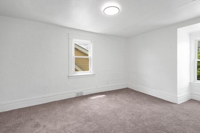 Building Photo - 129 Newburn Ave