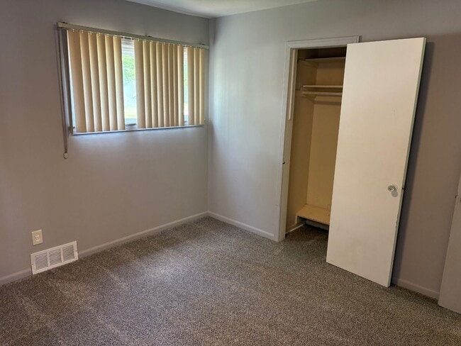 Building Photo - Cozy 2 Bedroom, 1 bath in Warren