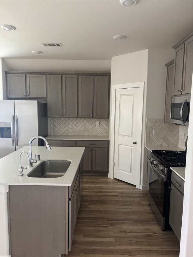 Building Photo - 19192 Cedar Lennox Cir