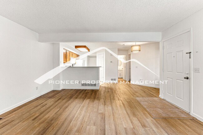 Building Photo - Gorgeous Condo with Washer/Dryer and Central AC