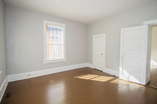 Building Photo - 3 Bedroom, 2 Bath Walking Distance to 5 Points, Close to USC - Available for the 2026-2027 School...