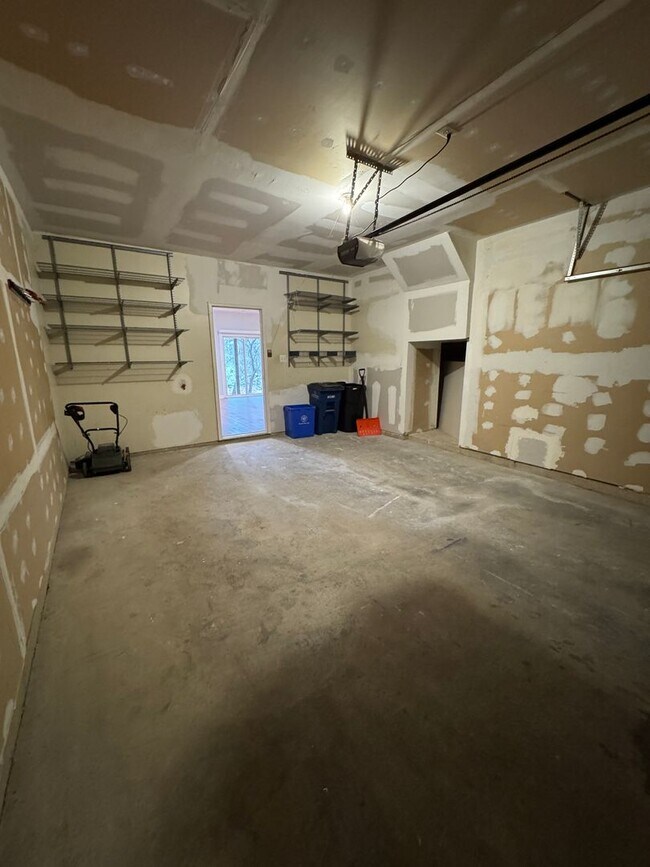 Building Photo - Updated Three Bedroom Home W/Full Sized Kitchen, Parking, Back Deck, & 2,640 Square Feet!