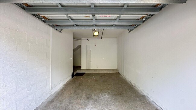Building Photo - 6704 W Sample Rd