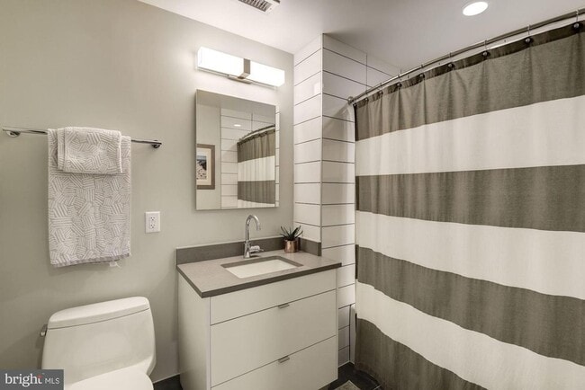 Building Photo - River-View 2BD Luxury Condo with Balcony and Parking!