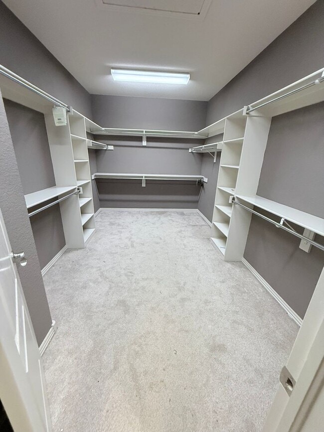 Building Photo - Beautiful 3 Bedroom and 2 Bathroom House