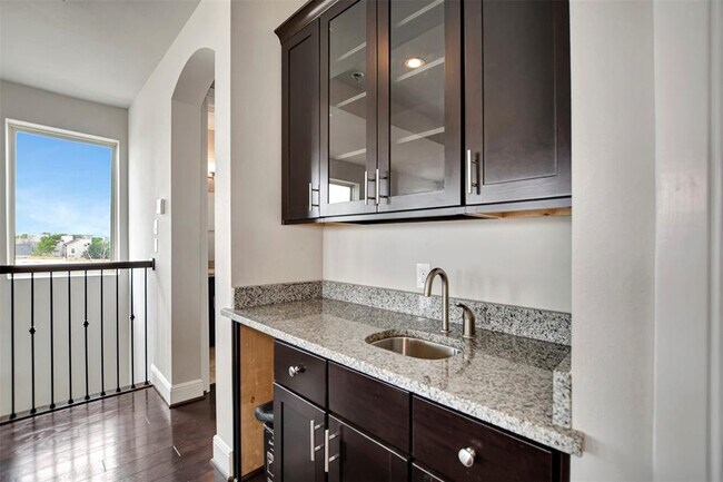 Building Photo - 4015 Lillian St