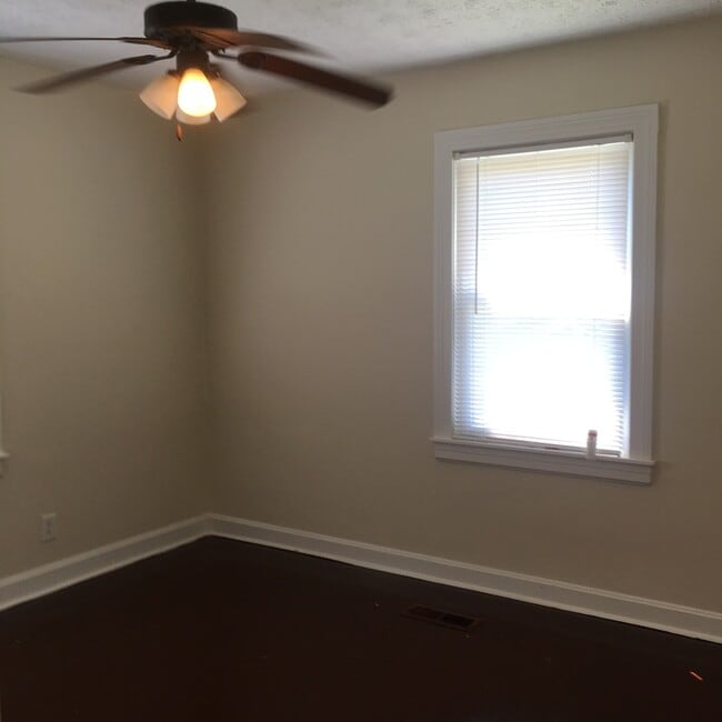 Building Photo - Spacious 3BR/2BA Home off of Taylor Blvd