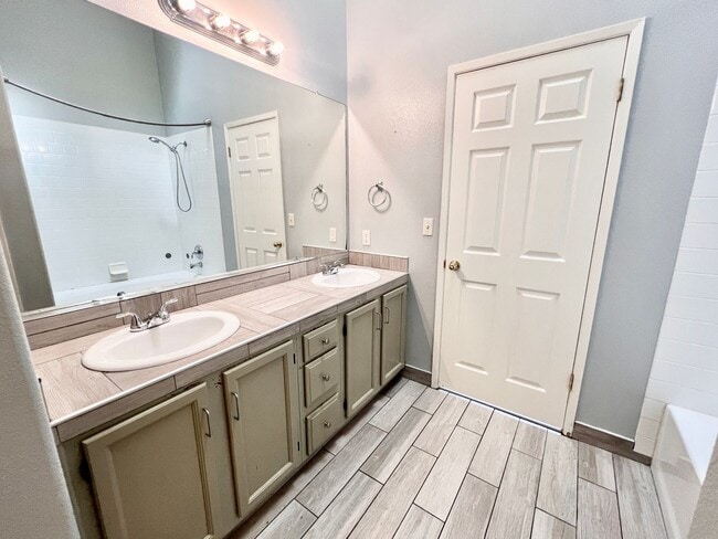 Building Photo - $2,195 Milburn & Herndon, 4 Bedroom Home -...