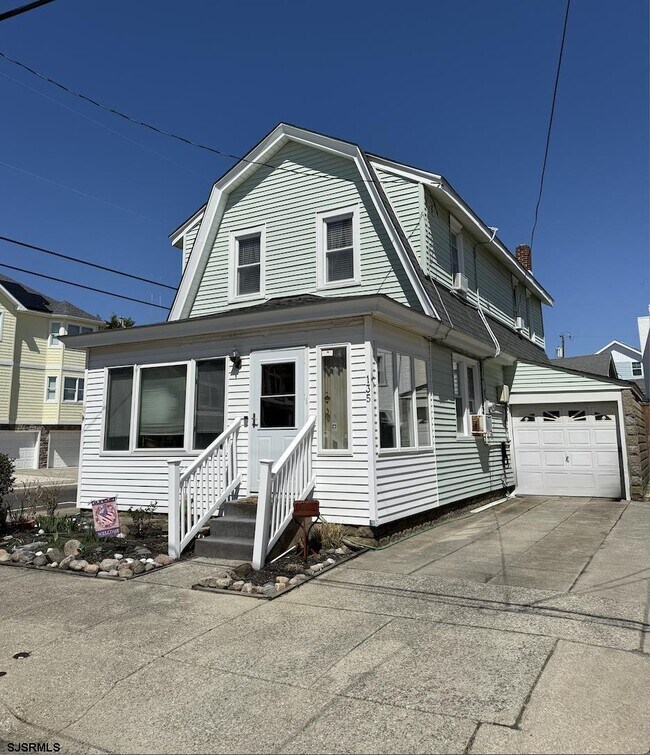 Building Photo - 135 N Avolyn Ave