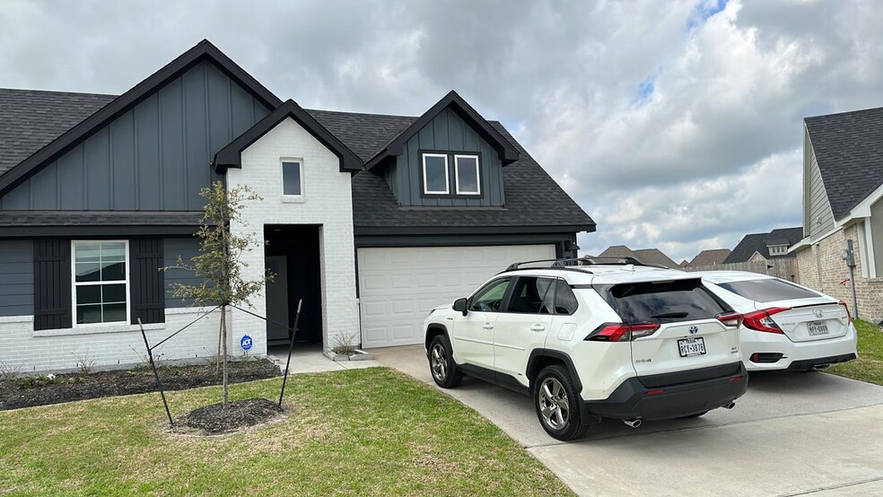 Building Photo - 3555 Crestfield Ln