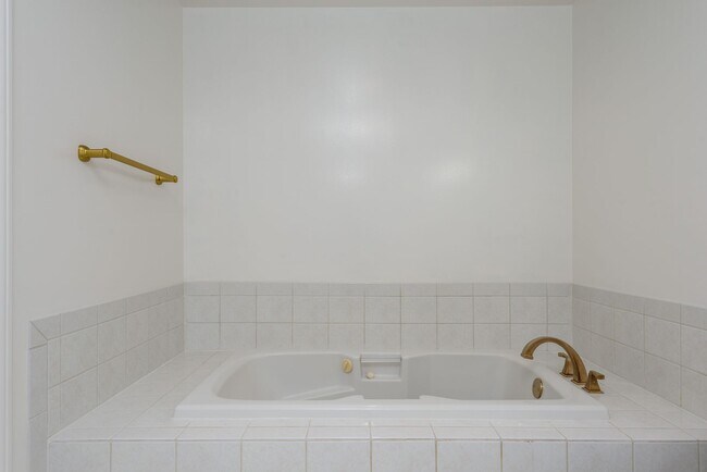 Building Photo - Los Altos 4bd/2.5bth Ranch Home on University Ave.