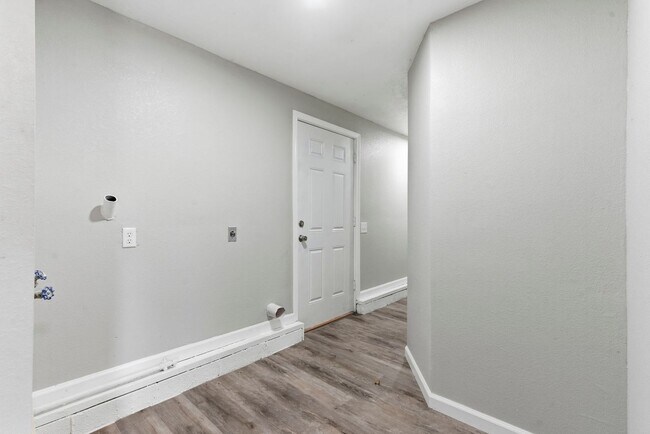 Building Photo - Newly Remodeled | 4 Bedroom | 3 Bathroom | 2 Ensuite's | Nixa, MO School District!