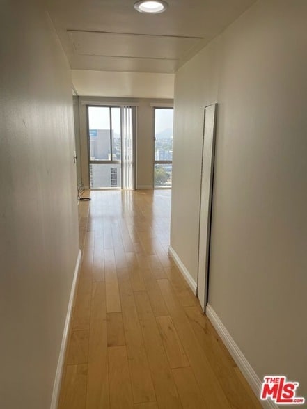 Building Photo - 800 W 1st St