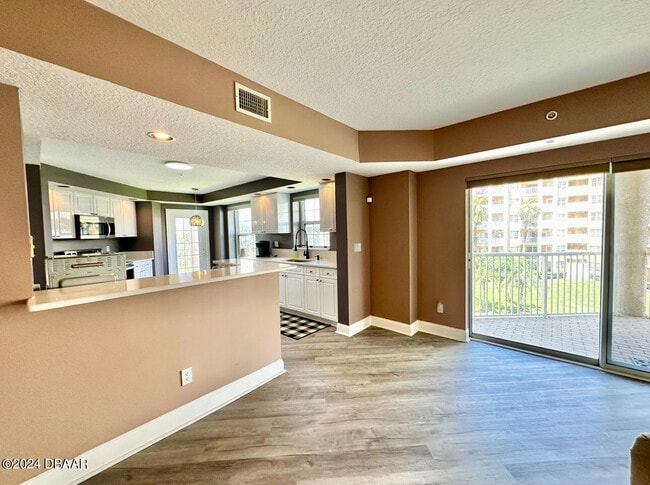 Building Photo - 4670 Links Village Dr