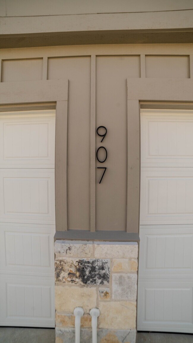 Building Photo - 907 Switchgrass Dr