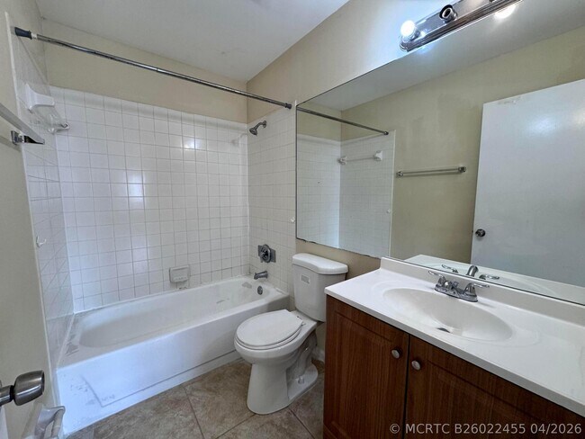Building Photo - 704 Riverside Dr