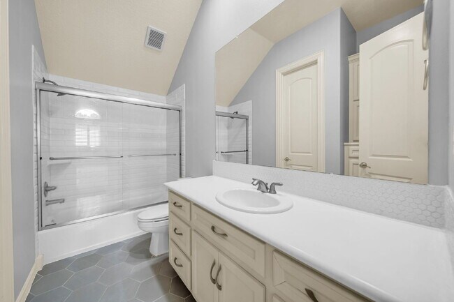 Building Photo - Exceptional 5-bedroom home (2 down) in desirable Woodlands Country Club with landscape & pool mai...